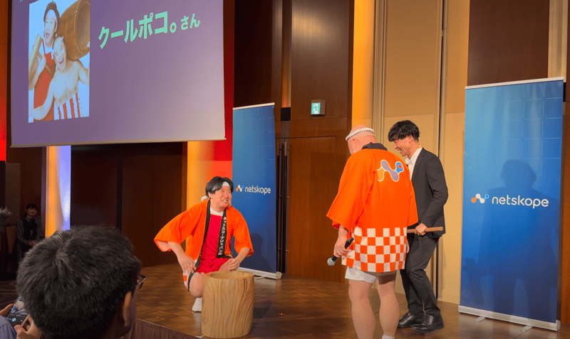 クルーポコさんと里見が壇上にいる様子