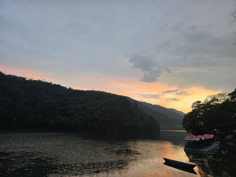 ポカラのフェワ湖の夕日