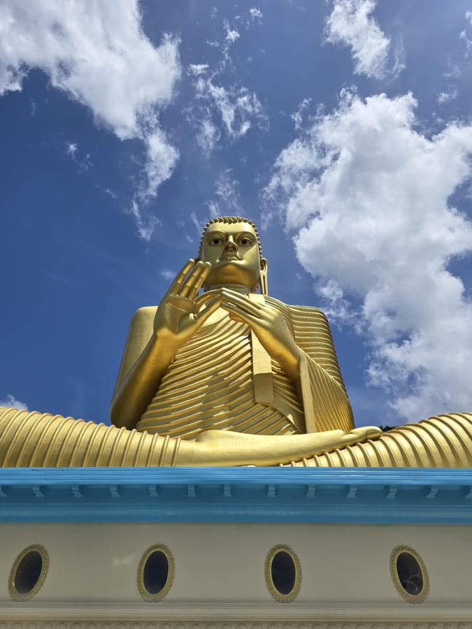 黄金の仏像の前