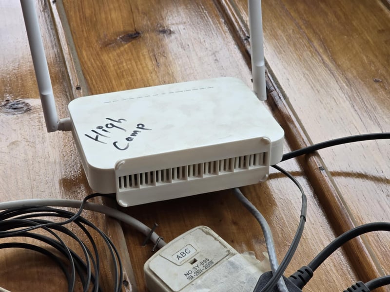 WiFi機器には光ファイバーが接続されている様子