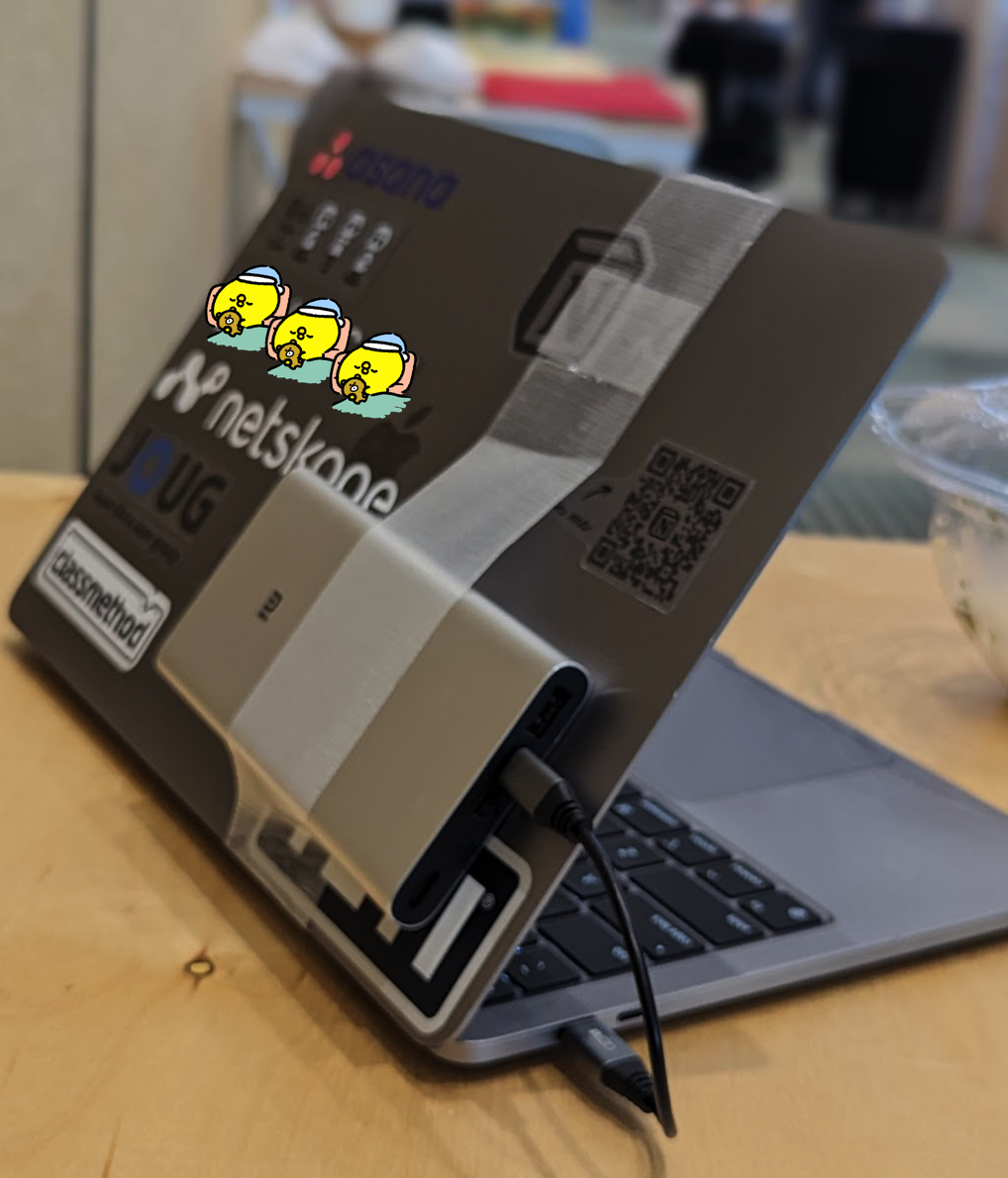 パソコンの裏にモバイルバッテリー